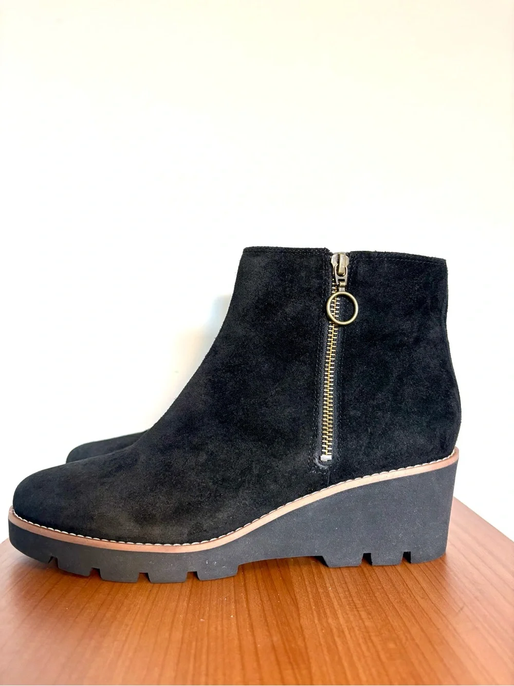 Vionic Hazal Water Repellent Suede Ankle Boots Wedge Heel US Women's size 9.5